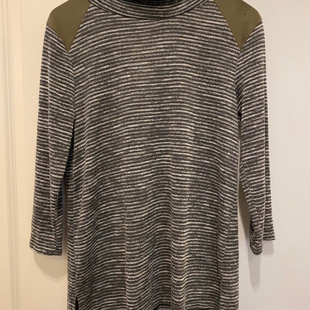 Trendy shirt top with keyhole back size medium olive green
